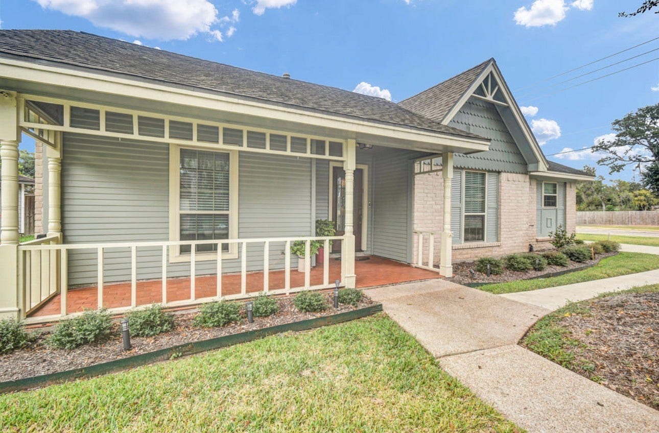 102 Raintree Lane, Lake Jackson, TX 77566