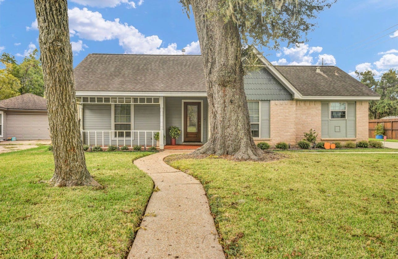 102 Raintree Lane, Lake Jackson, TX 77566
