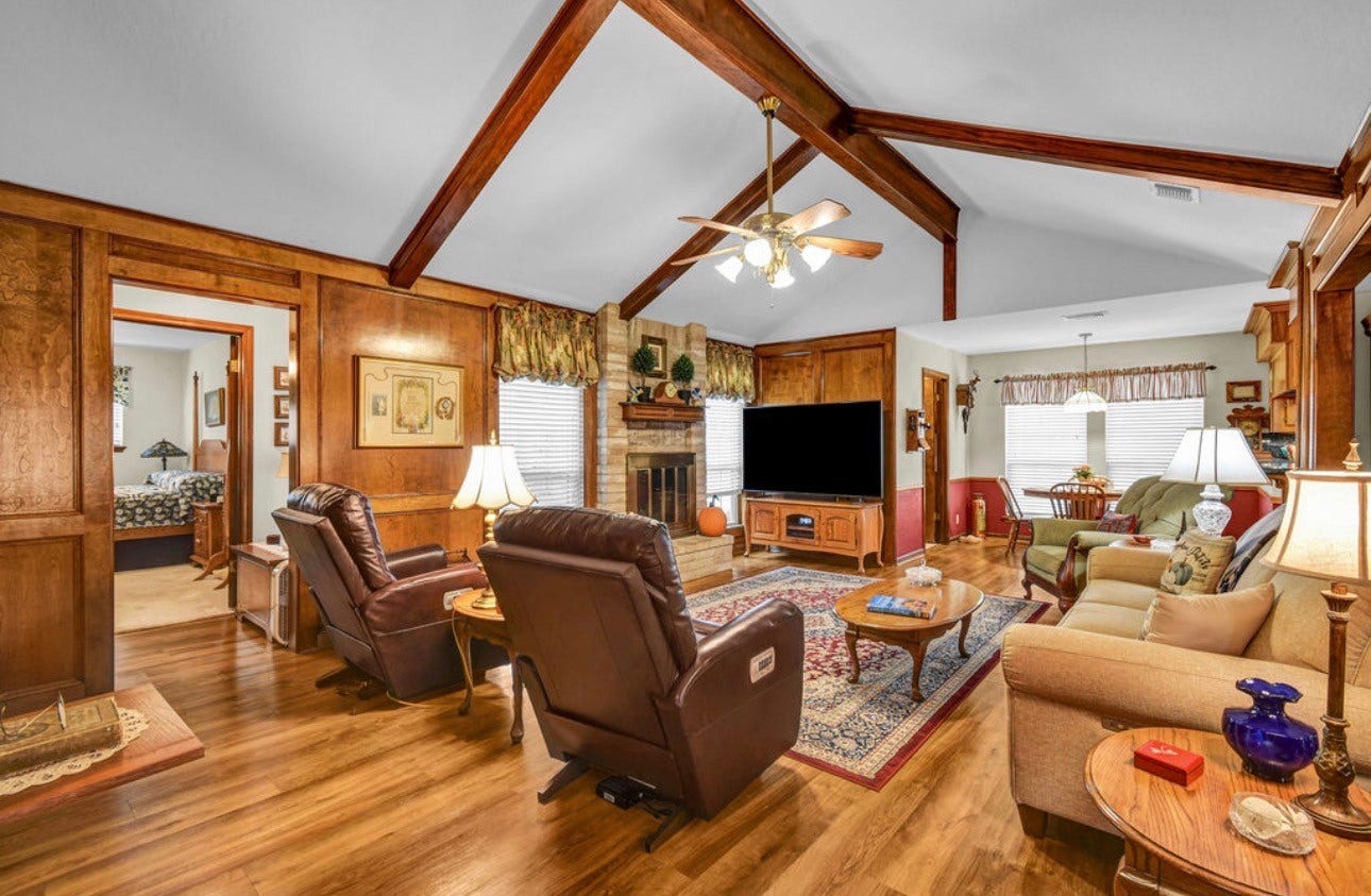 102 Raintree Lane, Lake Jackson, TX 77566