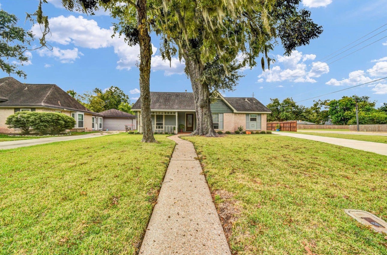 102 Raintree Lane, Lake Jackson, TX 77566