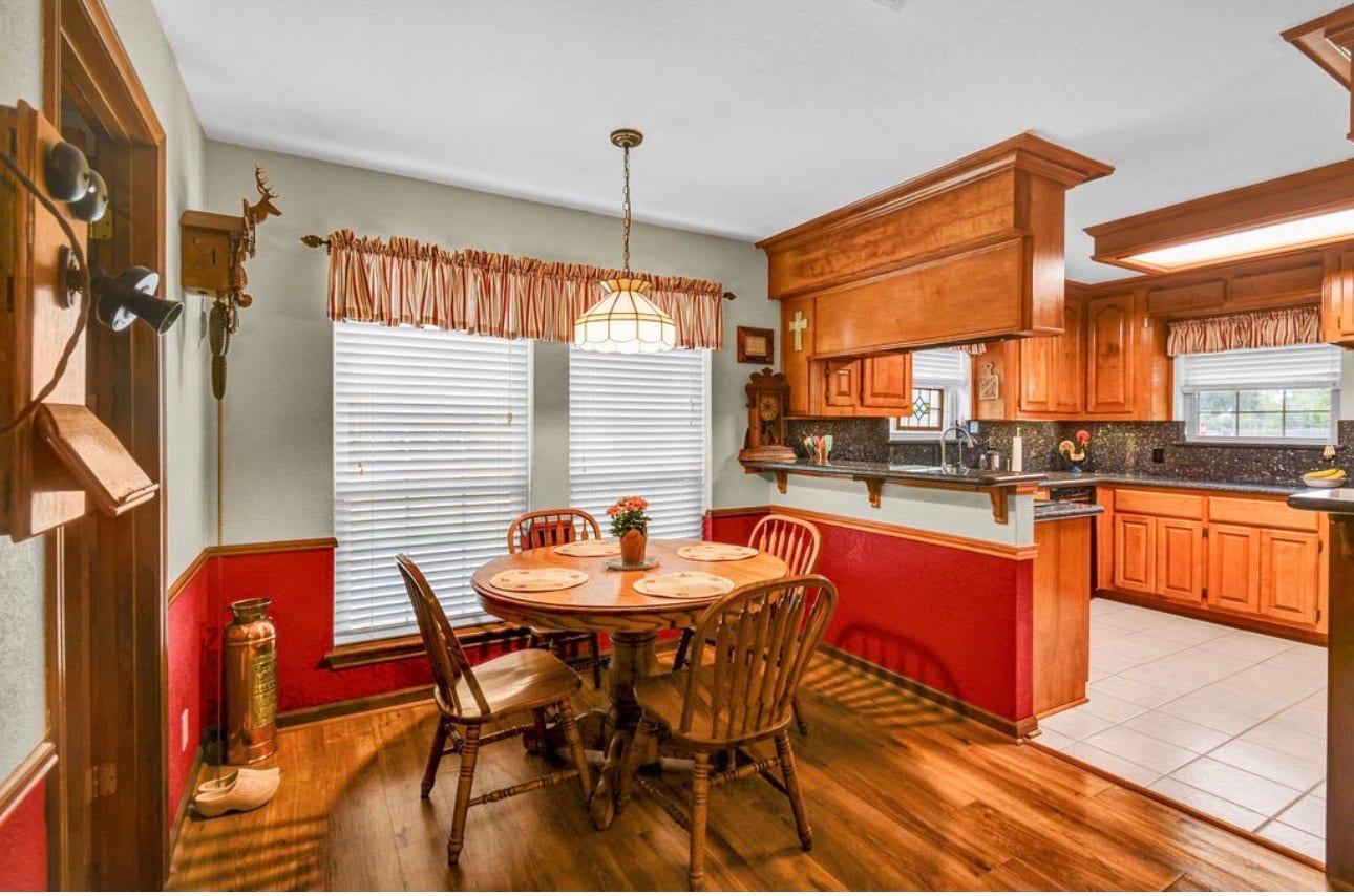 102 Raintree Lane, Lake Jackson, TX 77566