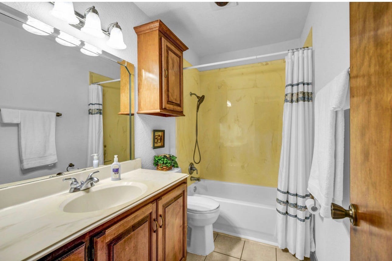 102 Raintree Lane, Lake Jackson, TX 77566