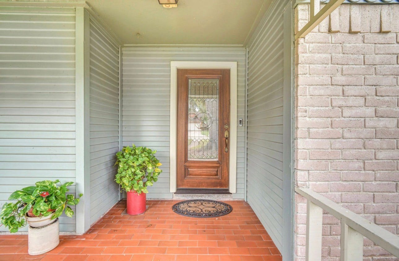 102 Raintree Lane, Lake Jackson, TX 77566