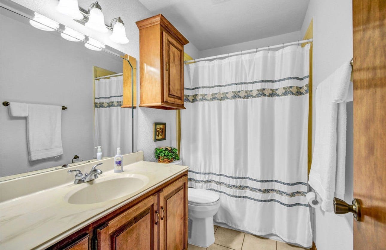 102 Raintree Lane, Lake Jackson, TX 77566