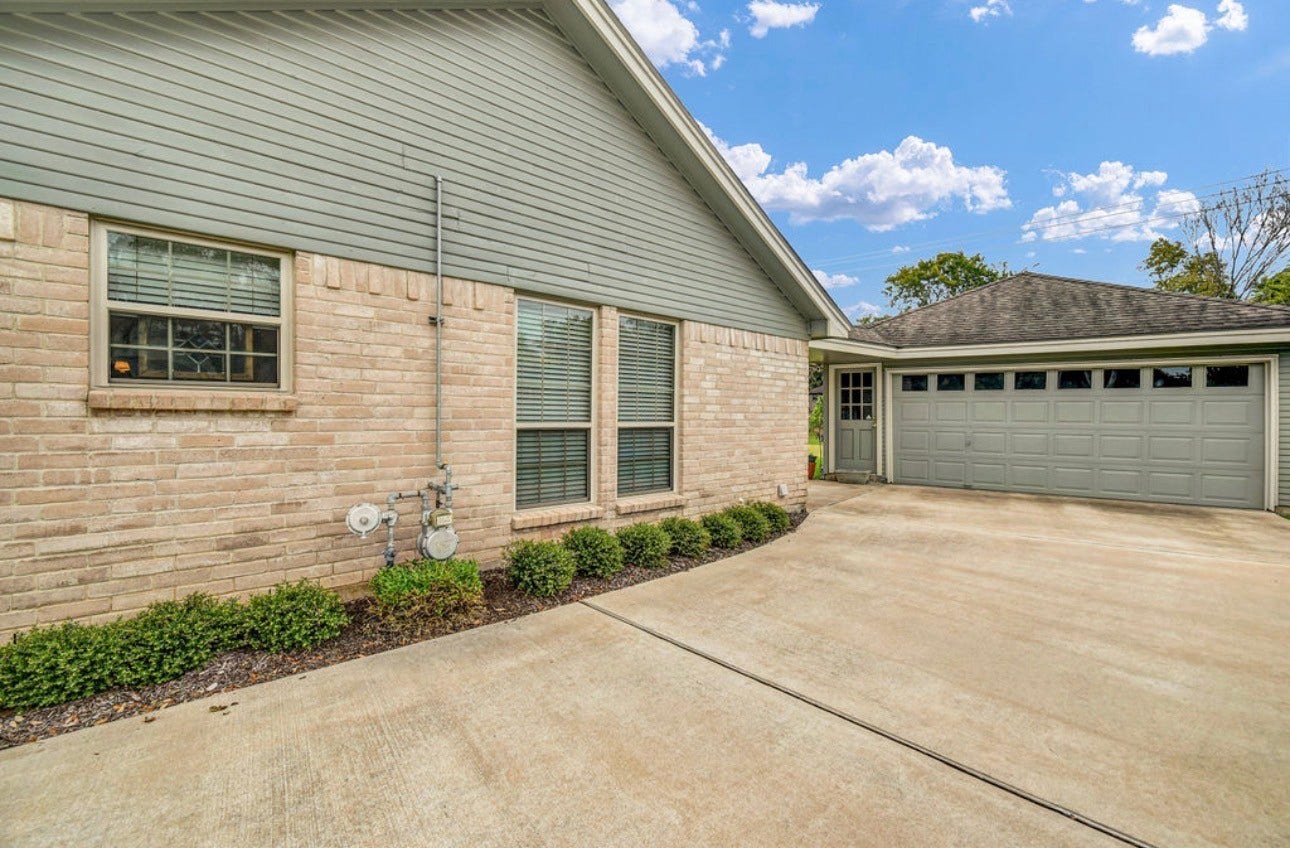 102 Raintree Lane, Lake Jackson, TX 77566