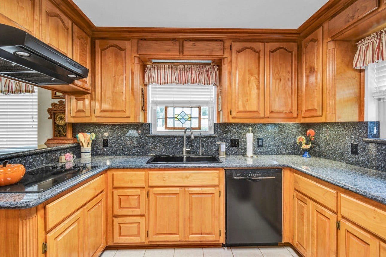 102 Raintree Lane, Lake Jackson, TX 77566