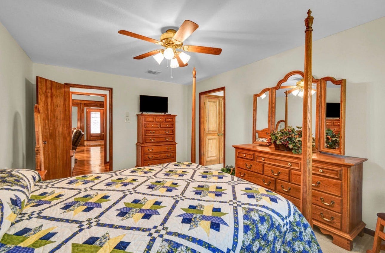 102 Raintree Lane, Lake Jackson, TX 77566