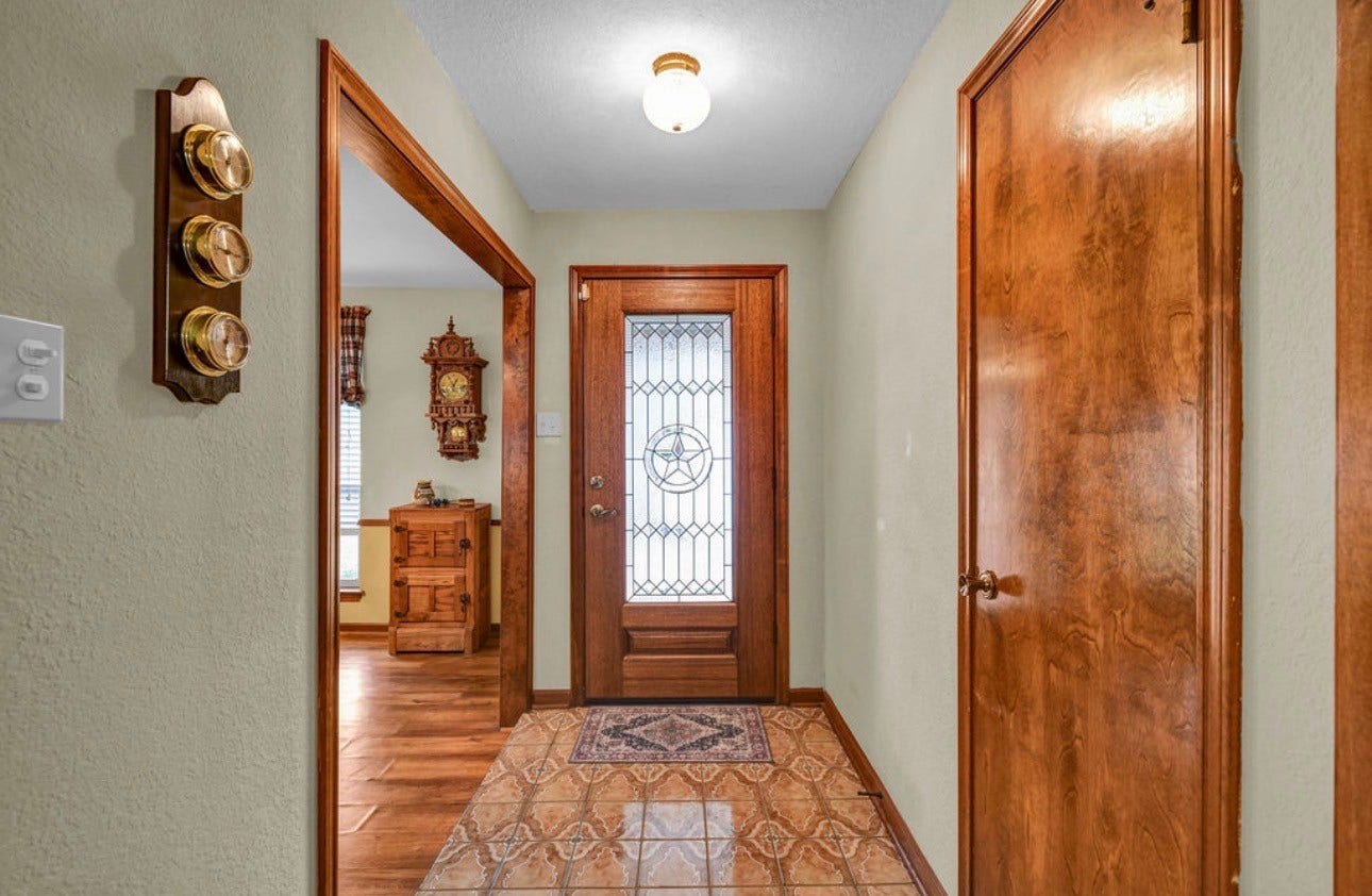 102 Raintree Lane, Lake Jackson, TX 77566
