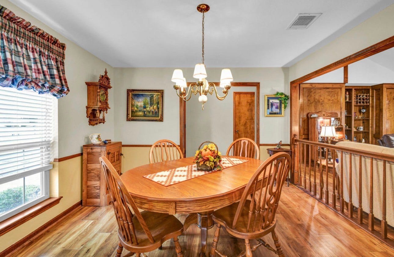 102 Raintree Lane, Lake Jackson, TX 77566
