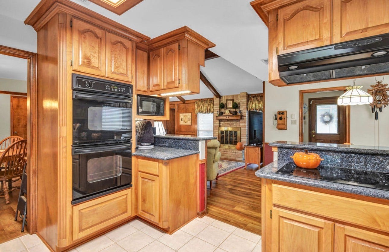 102 Raintree Lane, Lake Jackson, TX 77566
