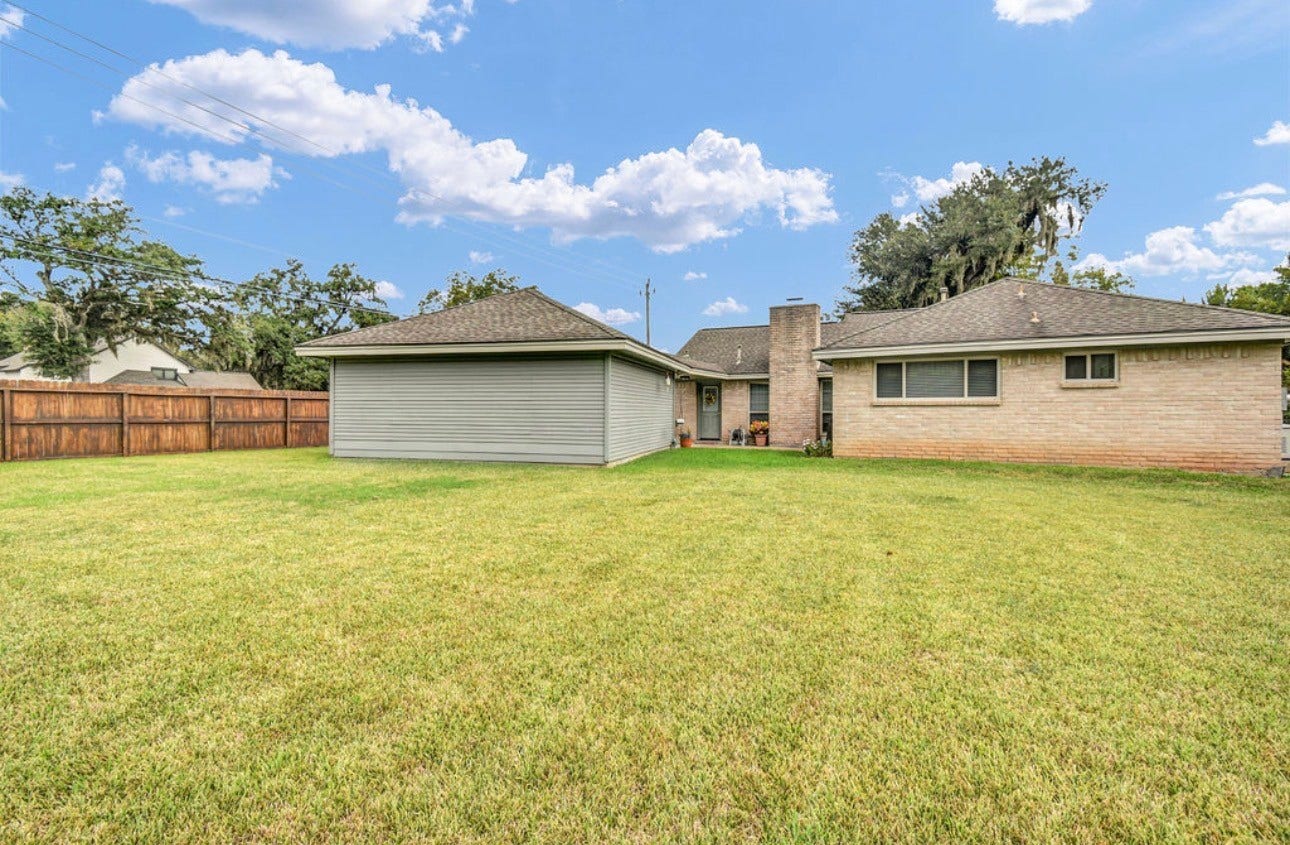 102 Raintree Lane, Lake Jackson, TX 77566