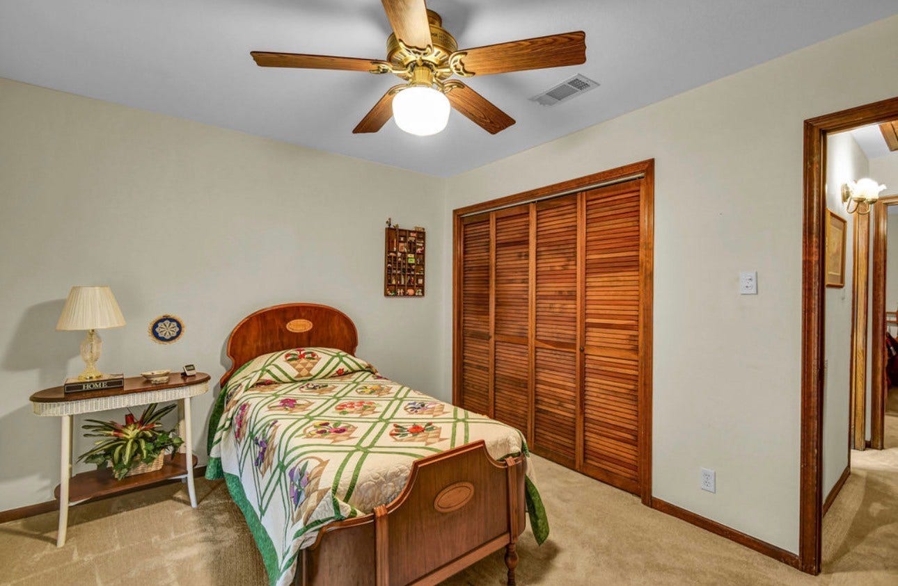 102 Raintree Lane, Lake Jackson, TX 77566