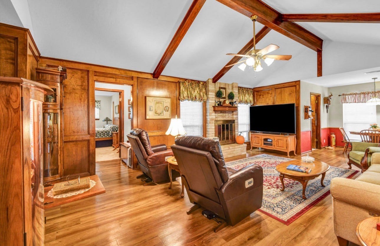 102 Raintree Lane, Lake Jackson, TX 77566