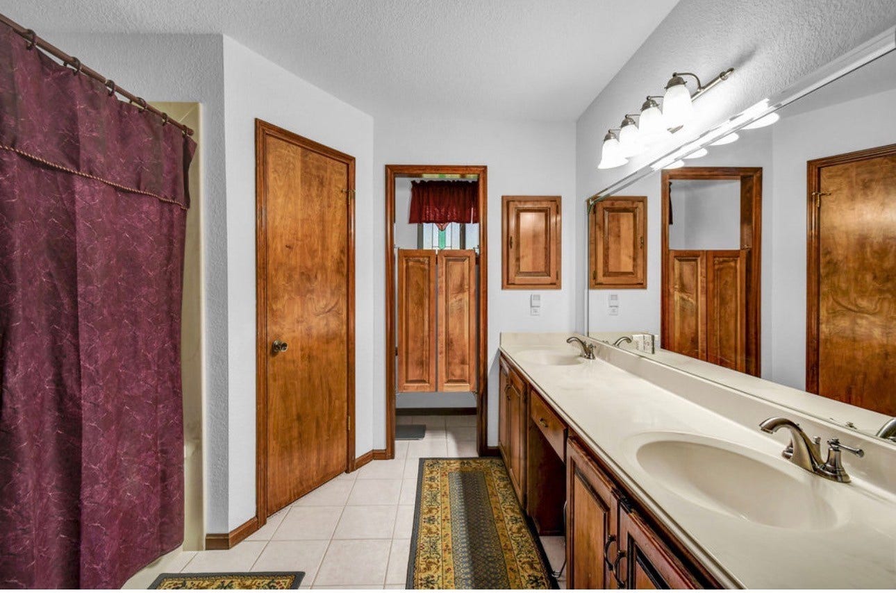 102 Raintree Lane, Lake Jackson, TX 77566