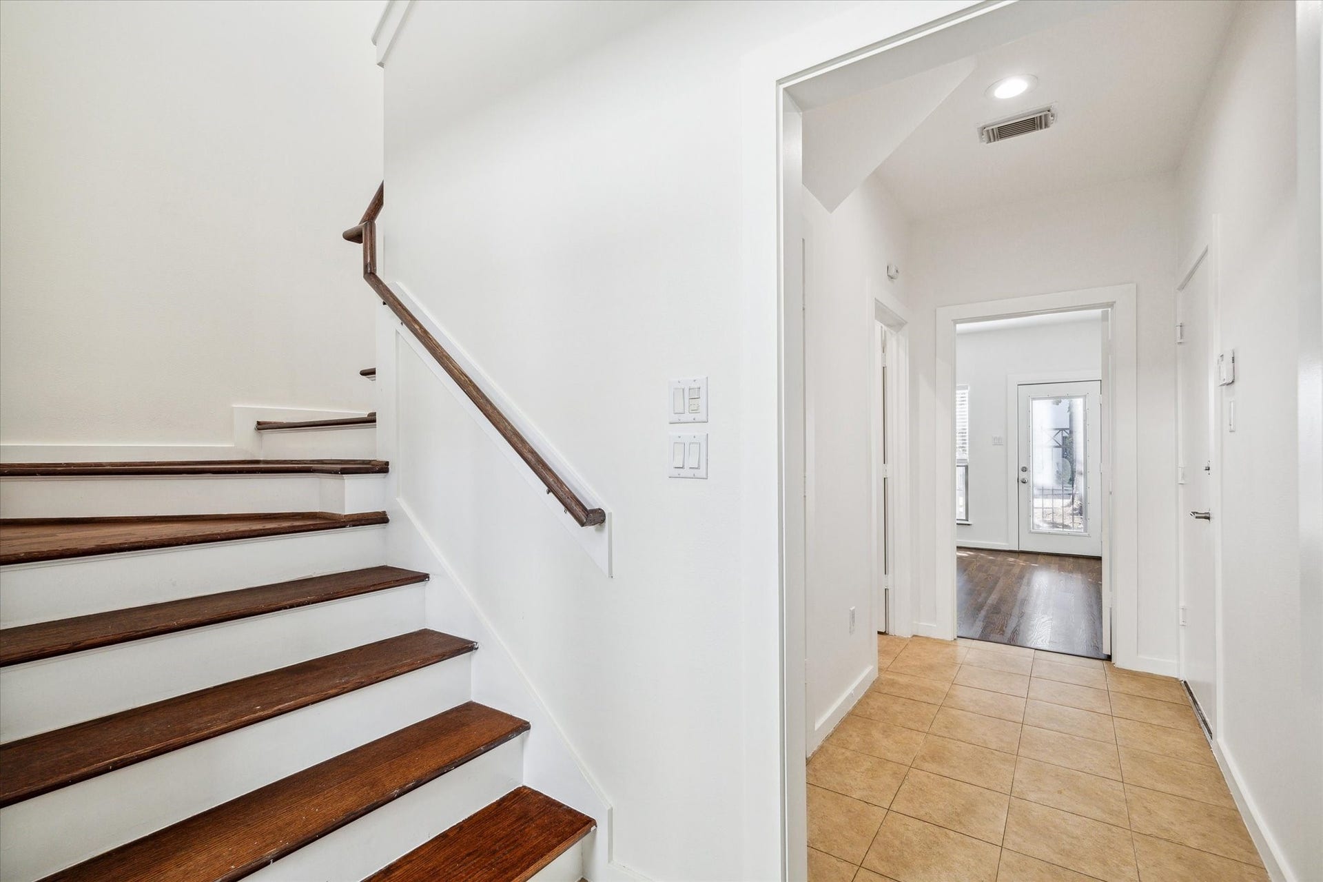 4046 Center Street, Houston, TX 77007 Entry with crisp white interior, just ahead, you'll find the first floor bedroom and bathroom, along with access to the fenced in patio/yard.