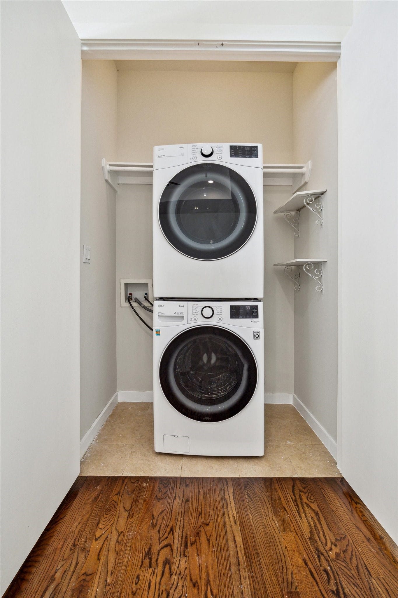 4046 Center Street, Houston, TX 77007 Washer and Dryer included