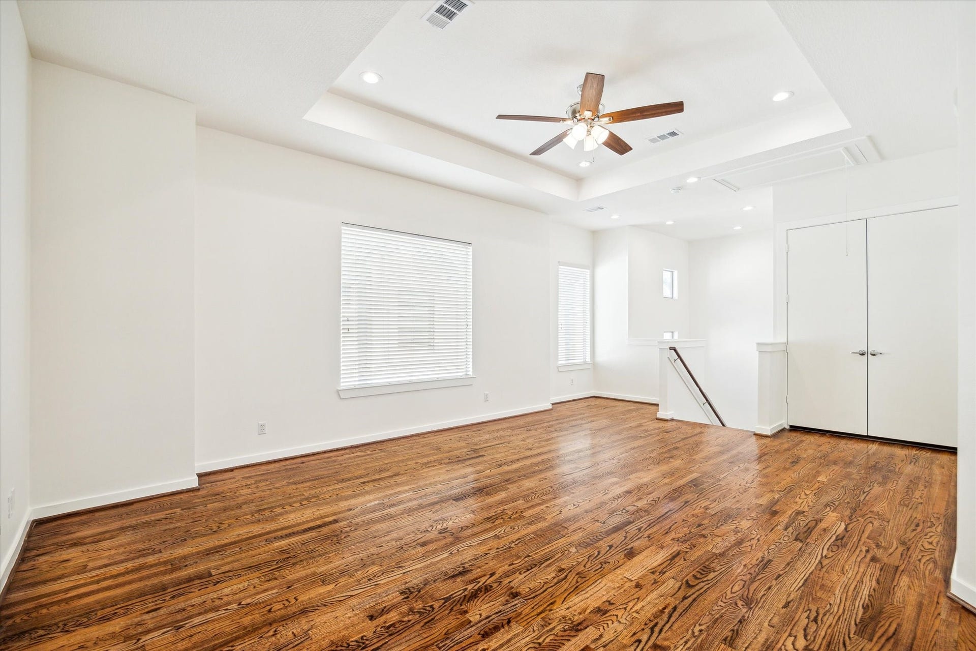 4046 Center Street, Houston, TX 77007 The oversized living room/dining area allows plenty of options for furniture arrangement. Beautiful hardwoods!