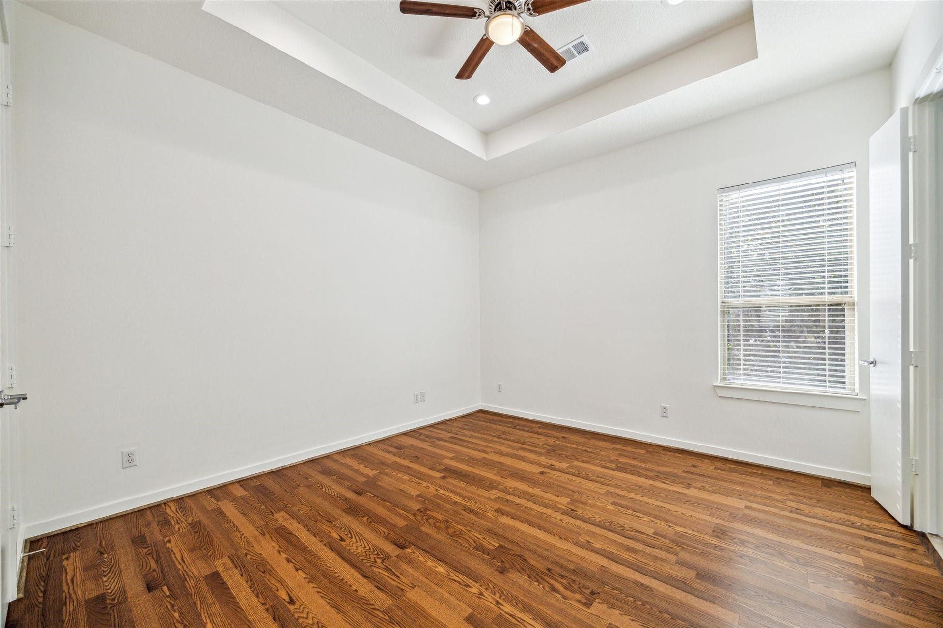 4046 Center Street, Houston, TX 77007 Primary bedroom with recently installed laminate floors. This room has two closets-one in the bedroom and the second in the primary bathroom.