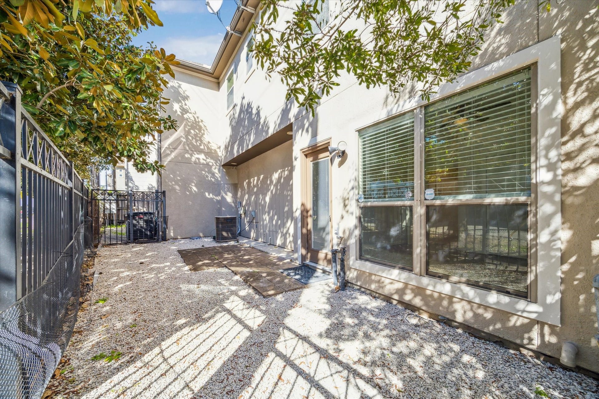 4046 Center Street, Houston, TX 77007 Here is your fully fenced in patio space!