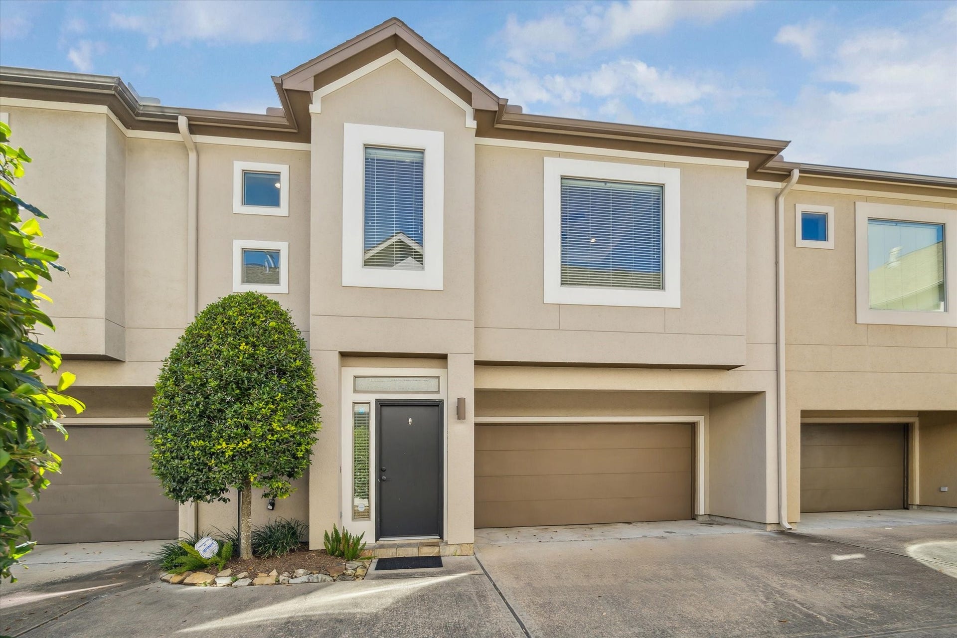 4046 Center Street, Houston, TX 77007 Well maintained two story townhome with attached two car garage