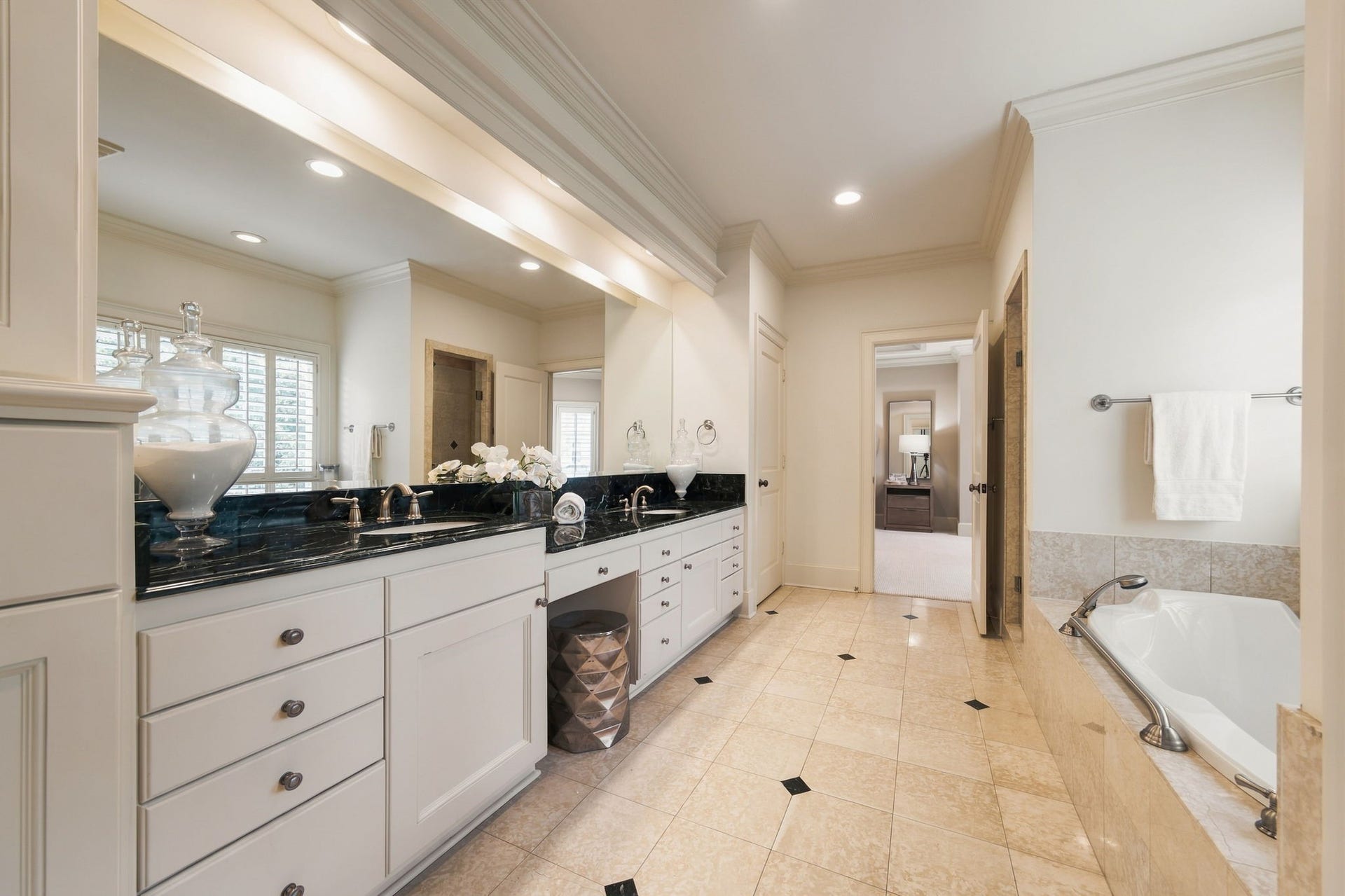 2826 Robinhood Street, West University Place, TX 77005 2826 Robinhood Street, West University Place, TX 77005