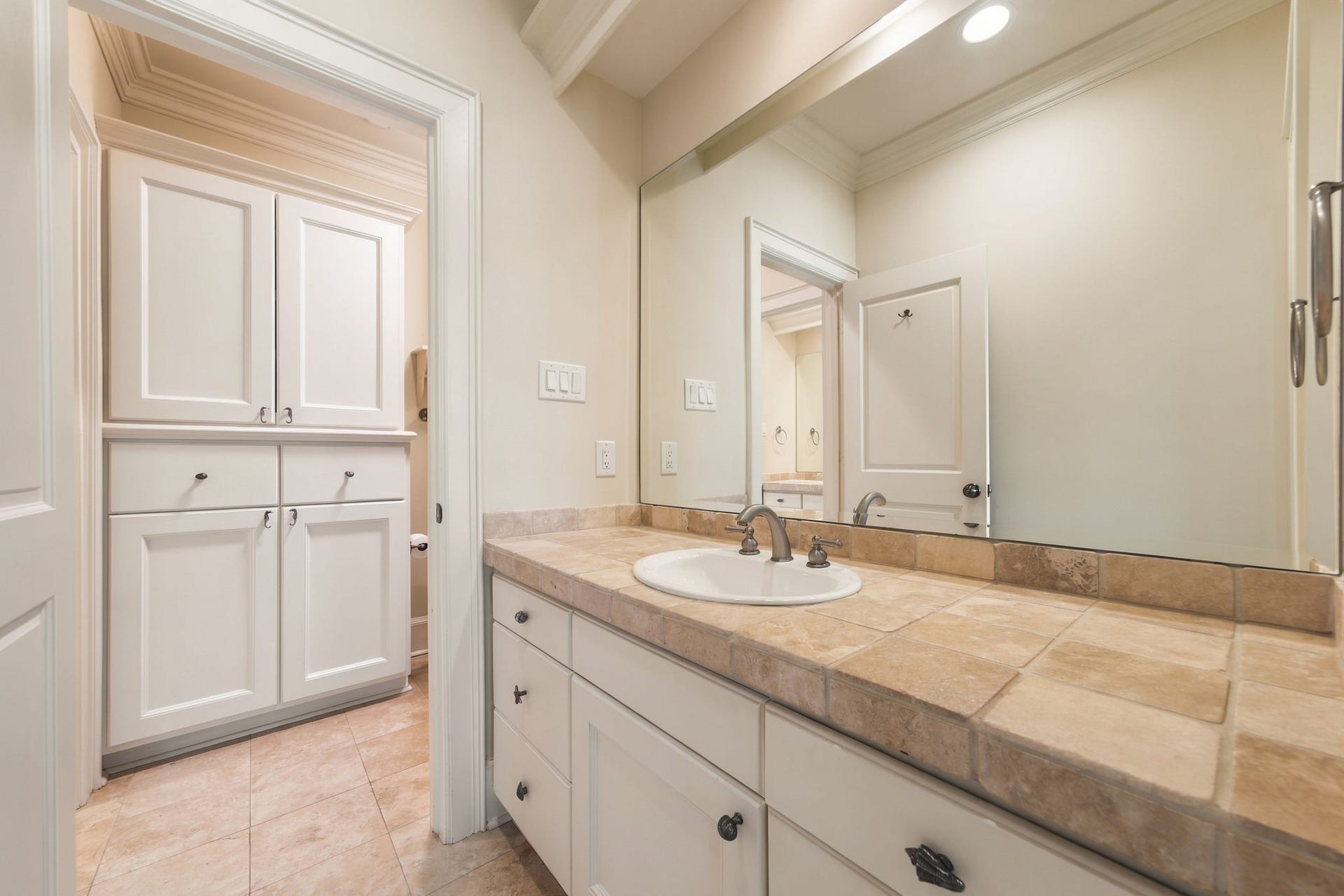 2826 Robinhood Street, West University Place, TX 77005 2826 Robinhood Street, West University Place, TX 77005