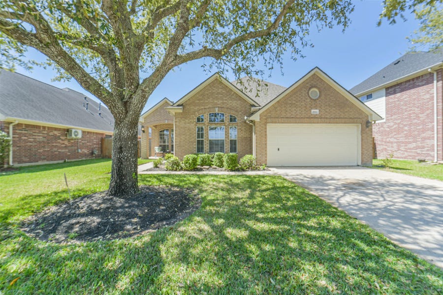 Property photo for 2612 Sun Flare Lane, Pearland, TX