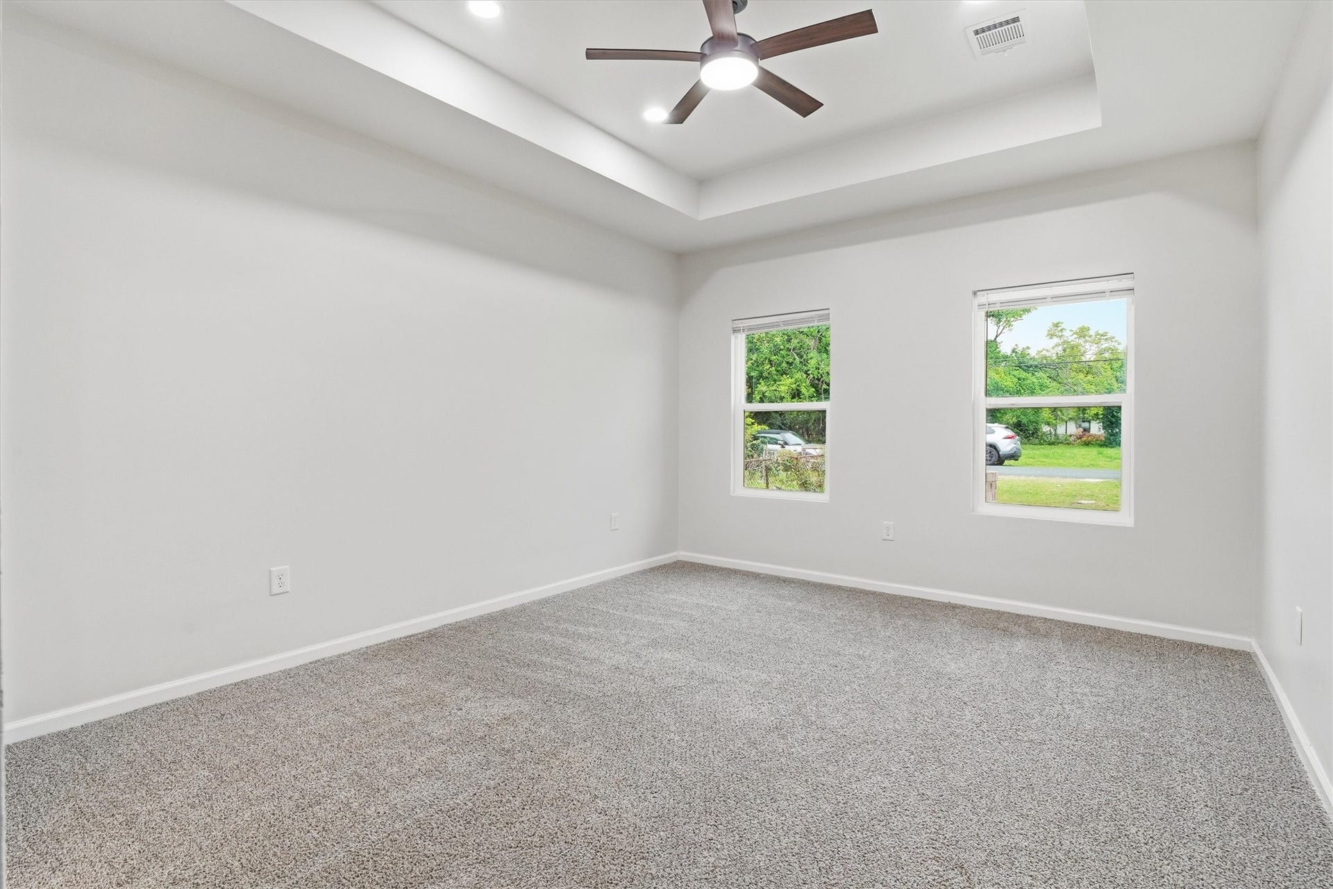 6109 Woodrow Street, Texas City, TX 77591 Primary bedroom with brand new carpet, paint and updated ceiling fan