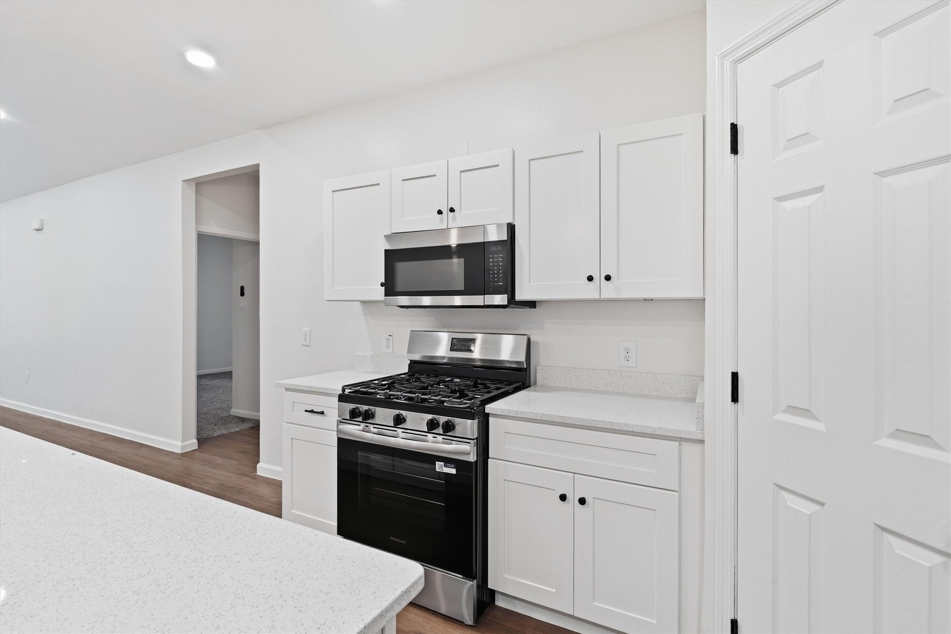 6109 Woodrow Street, Texas City, TX 77591 Gas stove, stainless steel appliances