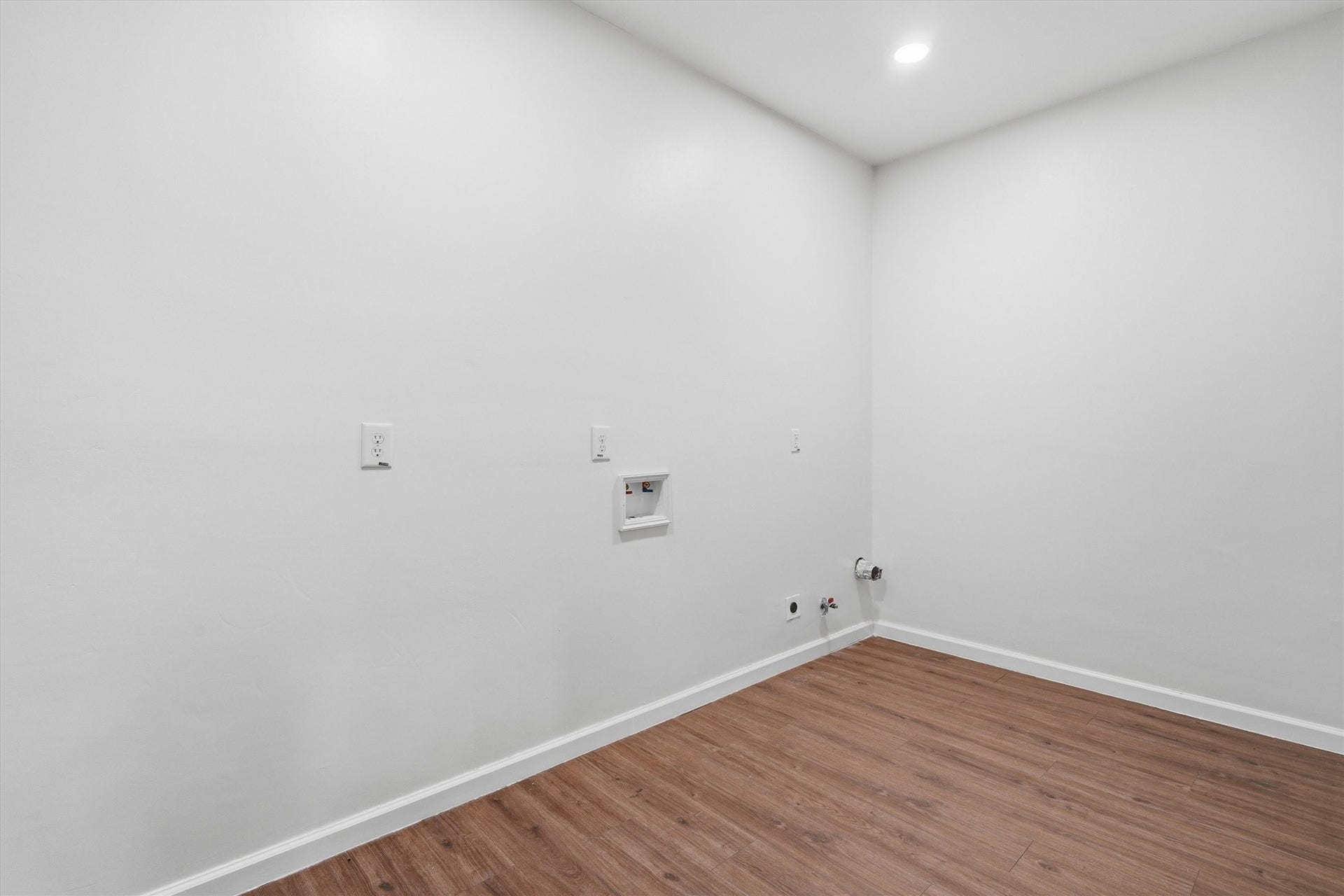 6109 Woodrow Street, Texas City, TX 77591 Large laundry room
