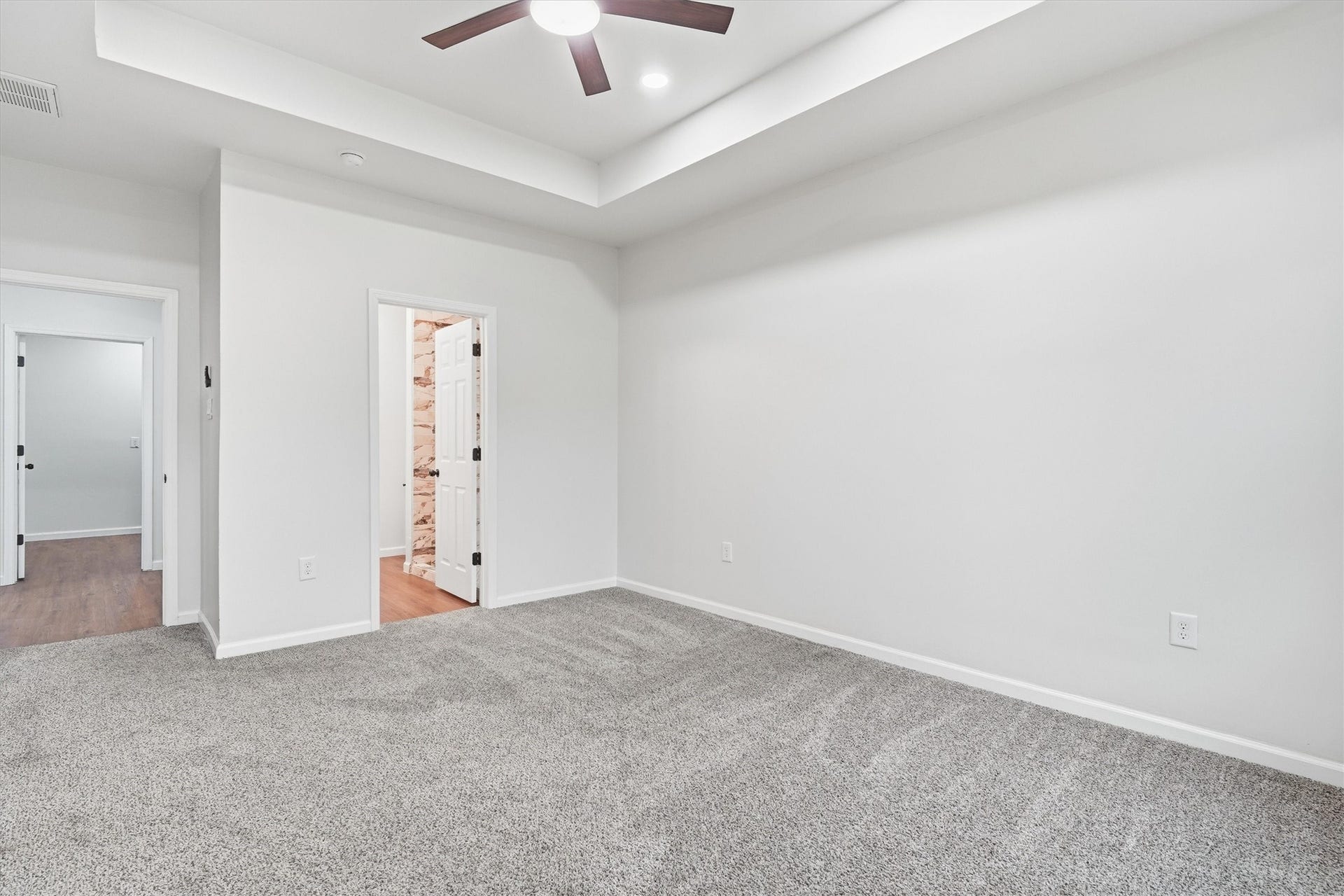 6109 Woodrow Street, Texas City, TX 77591 Primary bedroom with en suite
