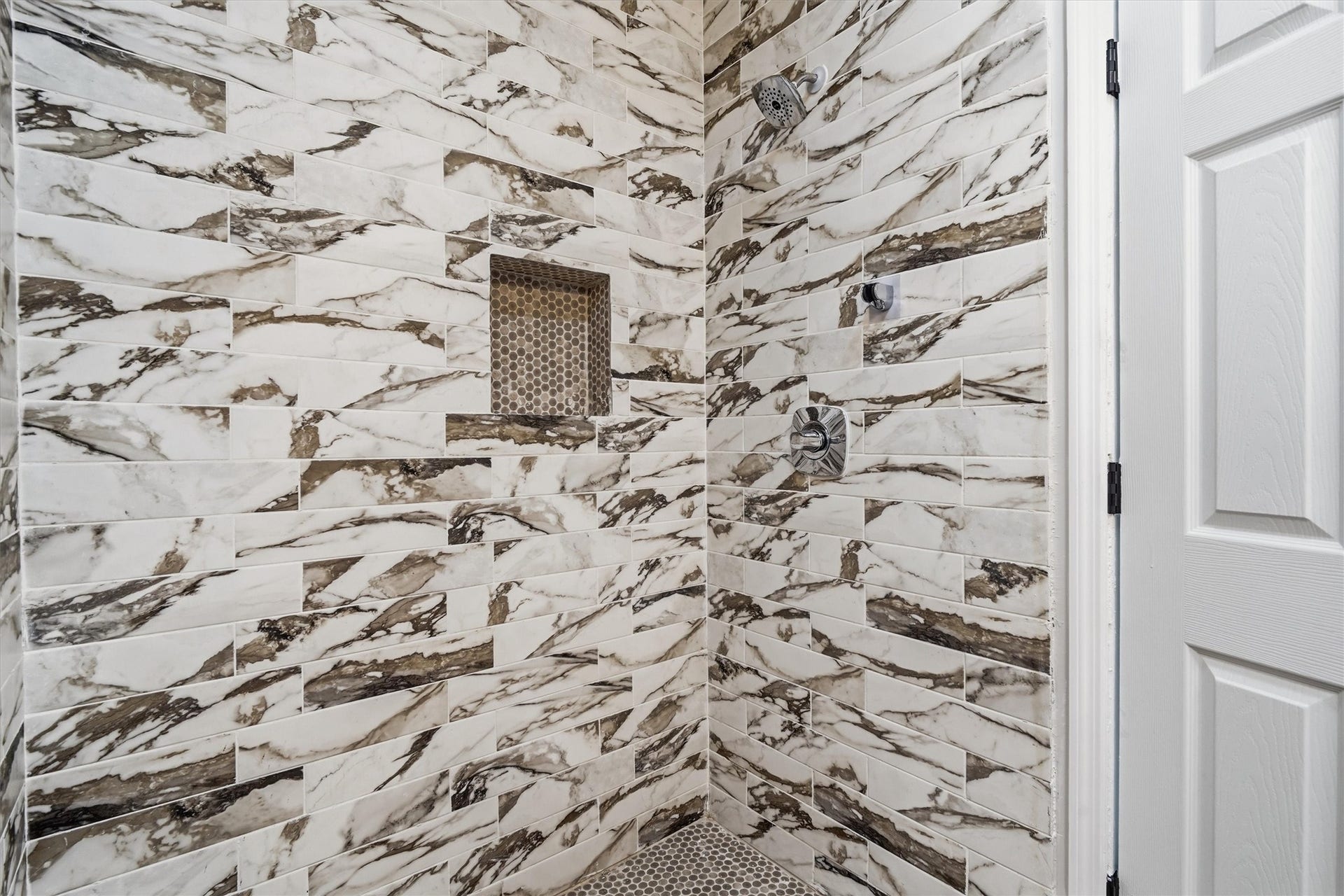 6109 Woodrow Street, Texas City, TX 77591 Fully tiled stand alone shower