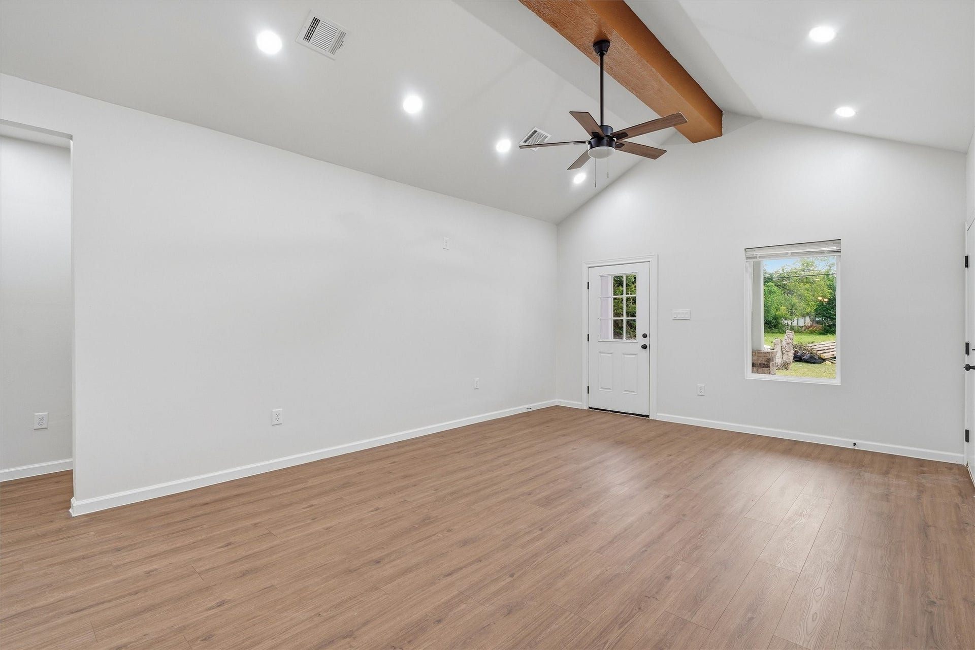 6109 Woodrow Street, Texas City, TX 77591 Living/dining combo space