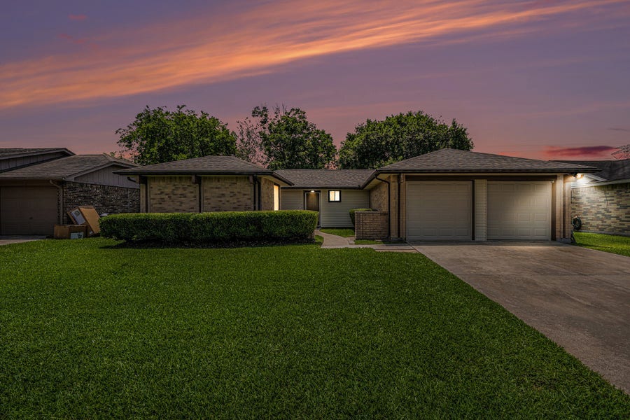 Property photo for 2513 Harpers Ferry Drive, League City, TX