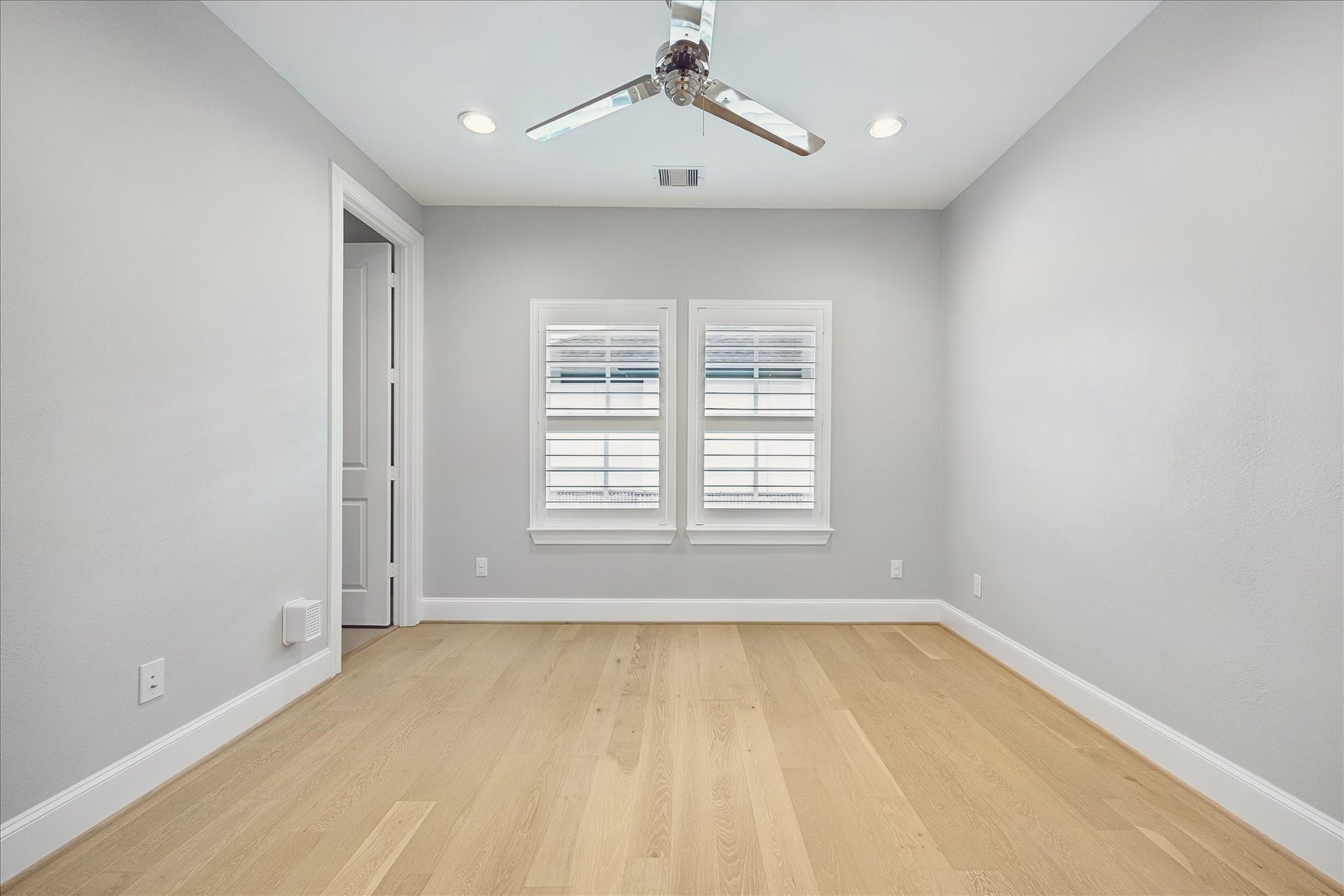 6029 Matthew Oaks Place, Houston, TX 77007 En-suite bath for 3rd floor bedroom. Modern bathroom featuring sleek gray tile, a spacious bathtub with an overhead shower, and a stylish vanity with ample storage.