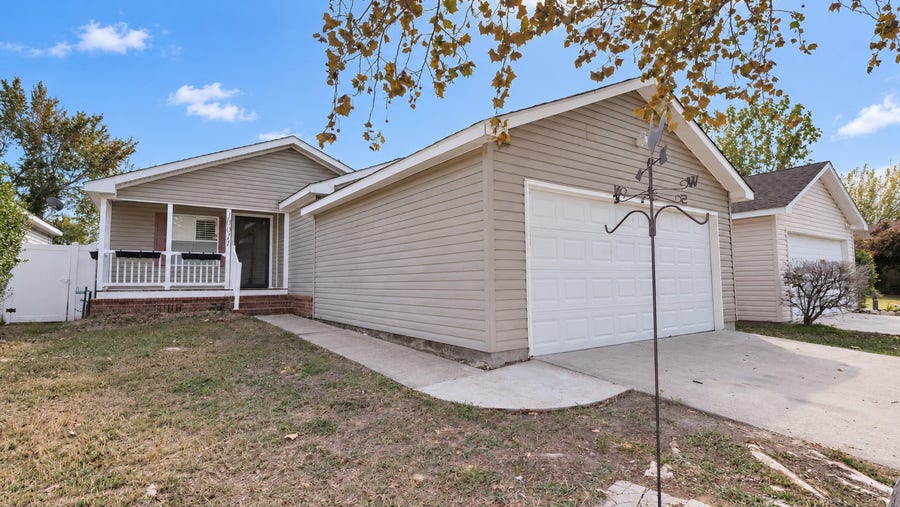 Property photo for 10011 Berrybriar Lane, Tomball, TX
