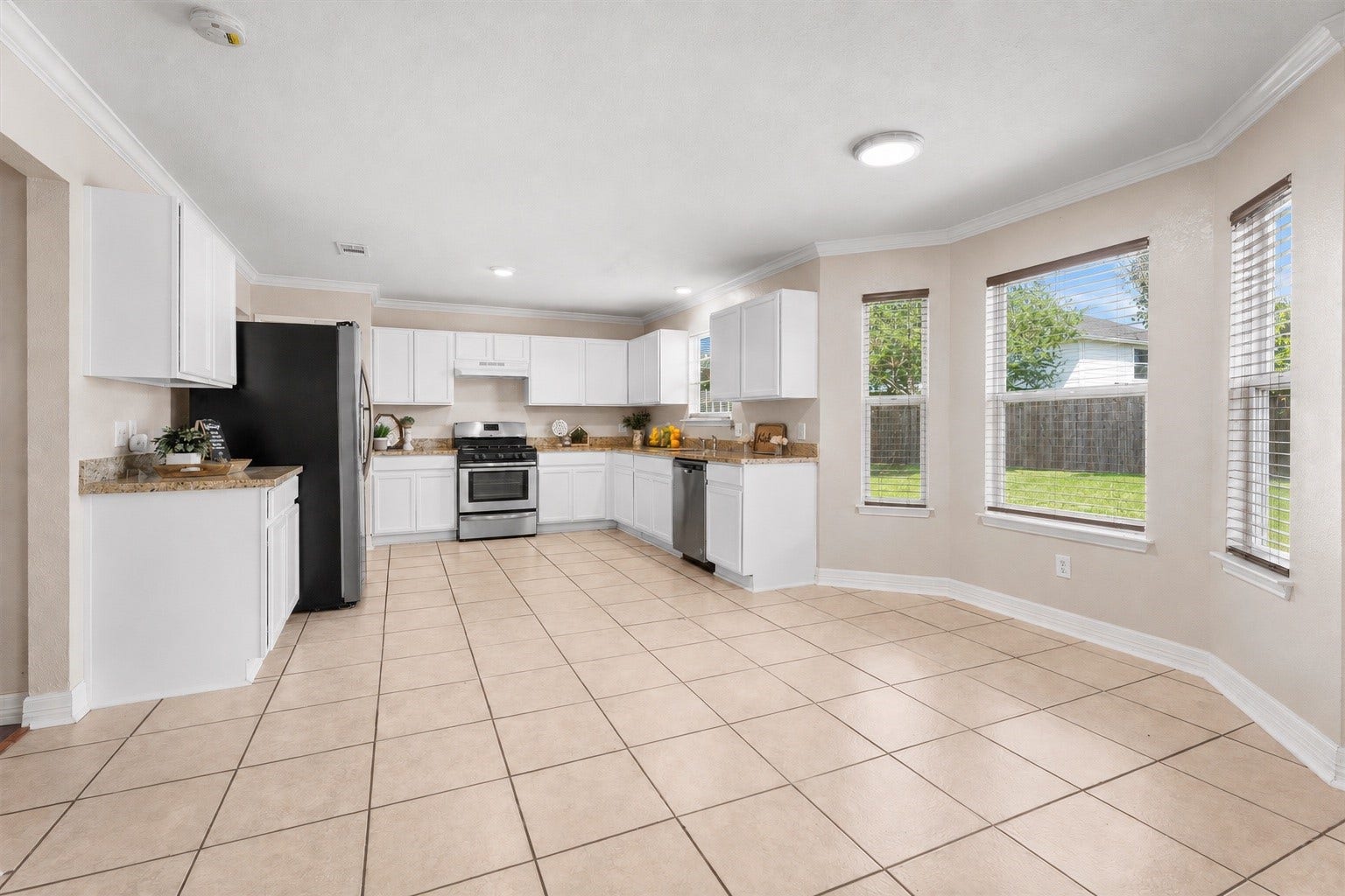 5918 Stirring Winds Lane, Houston, TX 77086 Bright breakfast area seamlessly connected to the kitchen, offering plenty of space for everyday dining.