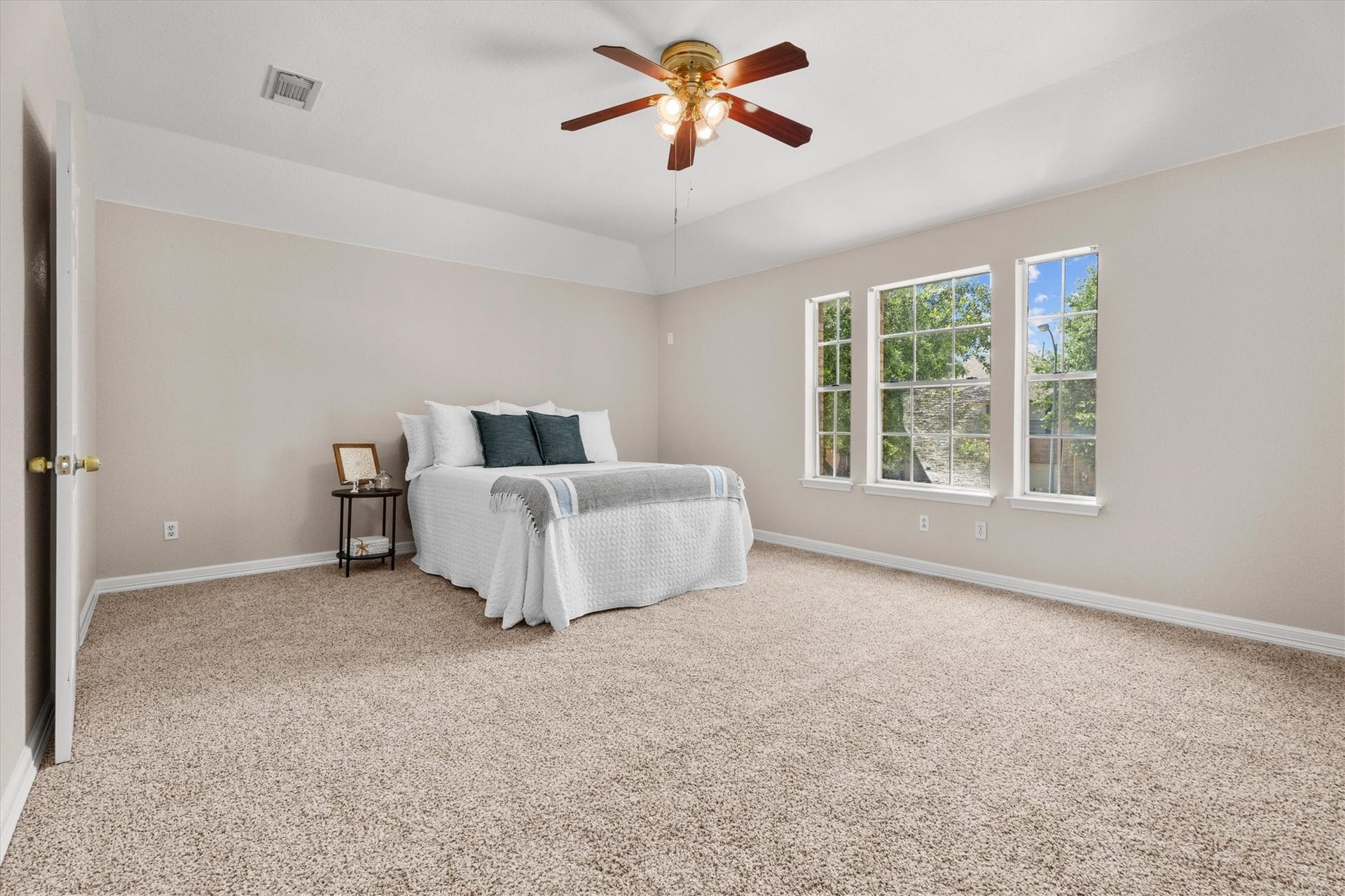 5918 Stirring Winds Lane, Houston, TX 77086 Spacious primary bedroom featuring vaulted ceilings and plush carpeting.
