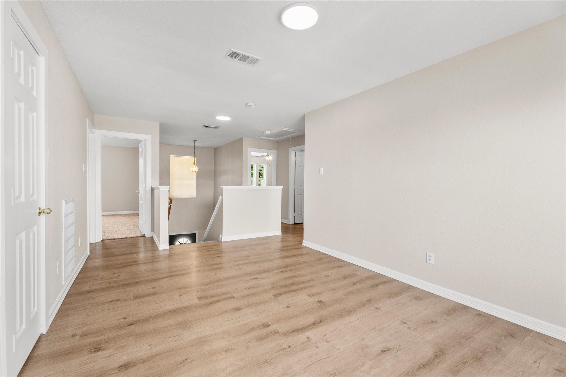 5918 Stirring Winds Lane, Houston, TX 77086 Large upstairs bonus room with easy access to nearby bedrooms and ample room for multiple uses.