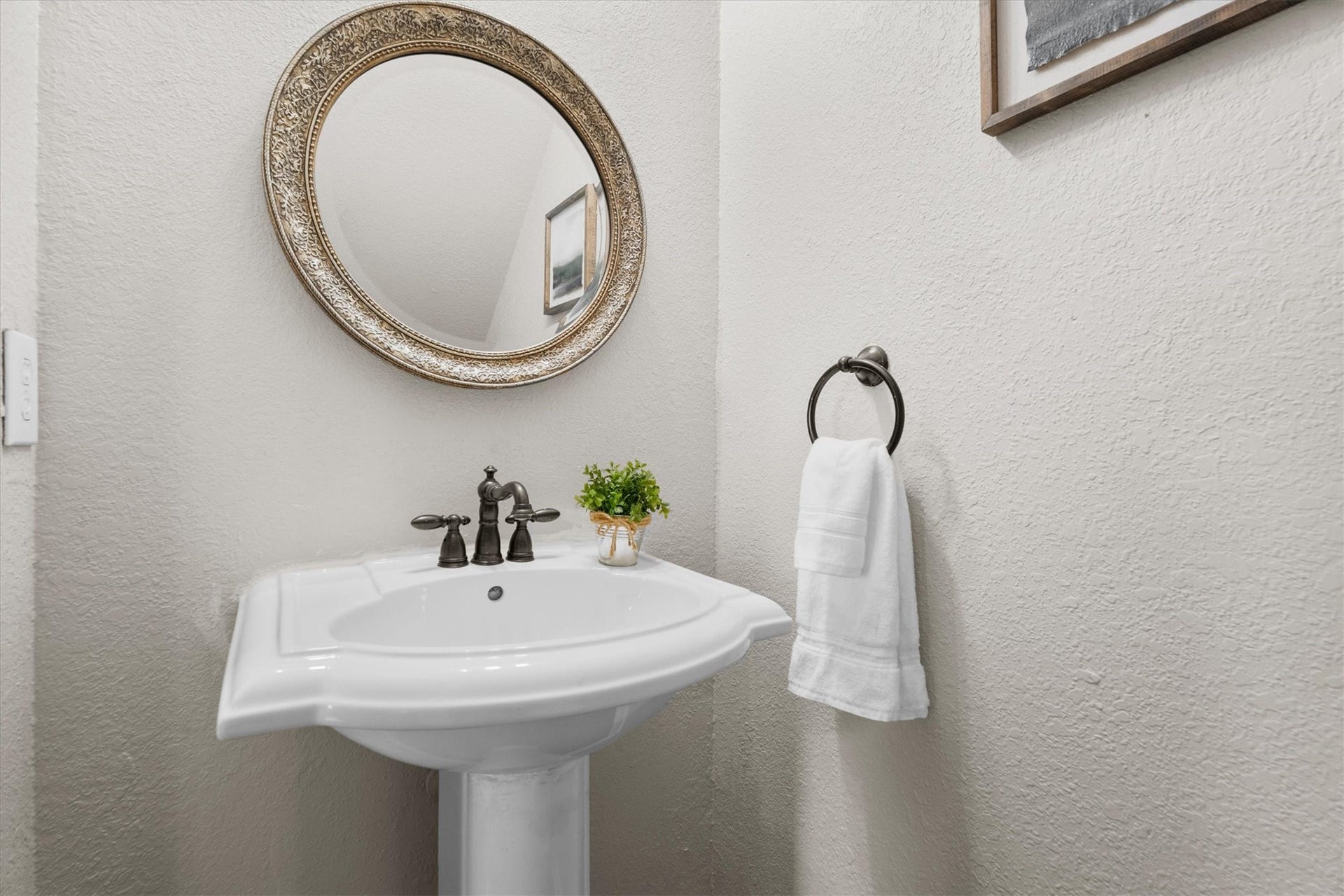 5918 Stirring Winds Lane, Houston, TX 77086 Convenient half bath located on the first floor.