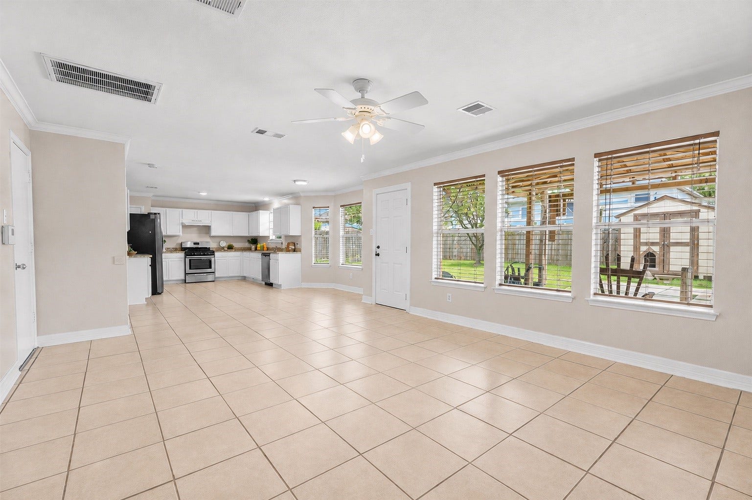 5918 Stirring Winds Lane, Houston, TX 77086 Spacious open-concept layout featuring a generous family room that flows effortlessly into the kitchen and breakfast area.
