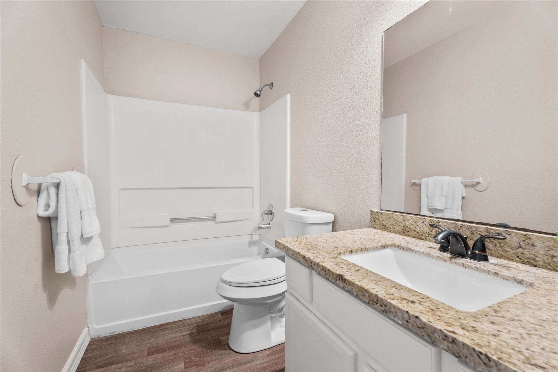 5918 Stirring Winds Lane, Houston, TX 77086 Full bathroom conveniently located between both secondary bedrooms.