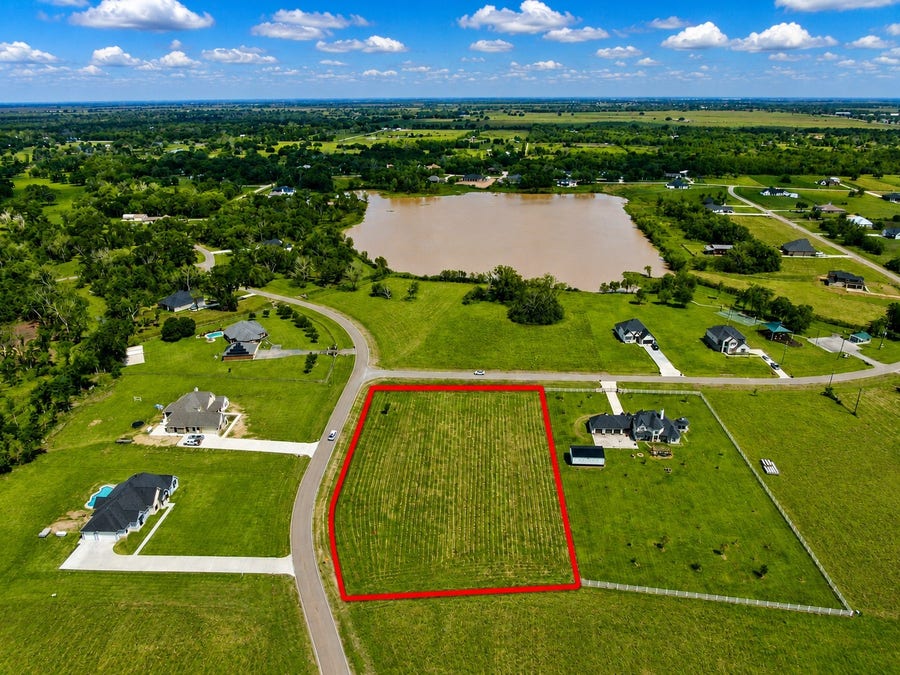 Property photo for 443 Lakeview Drive, Angleton, TX