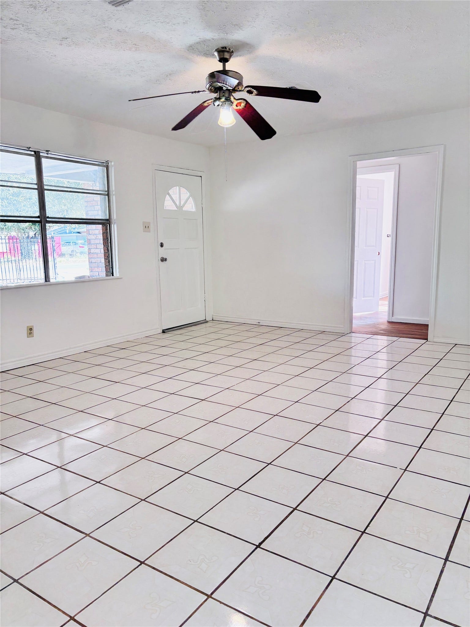 1802 Debeney Drive, Houston, TX 77039 Spacious Living Room