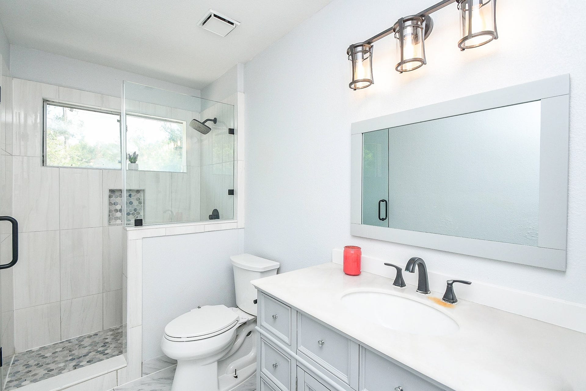 17419 Marigold Drive, Sugar Land, TX 77479 Secondary bathroom located on 2nd floor