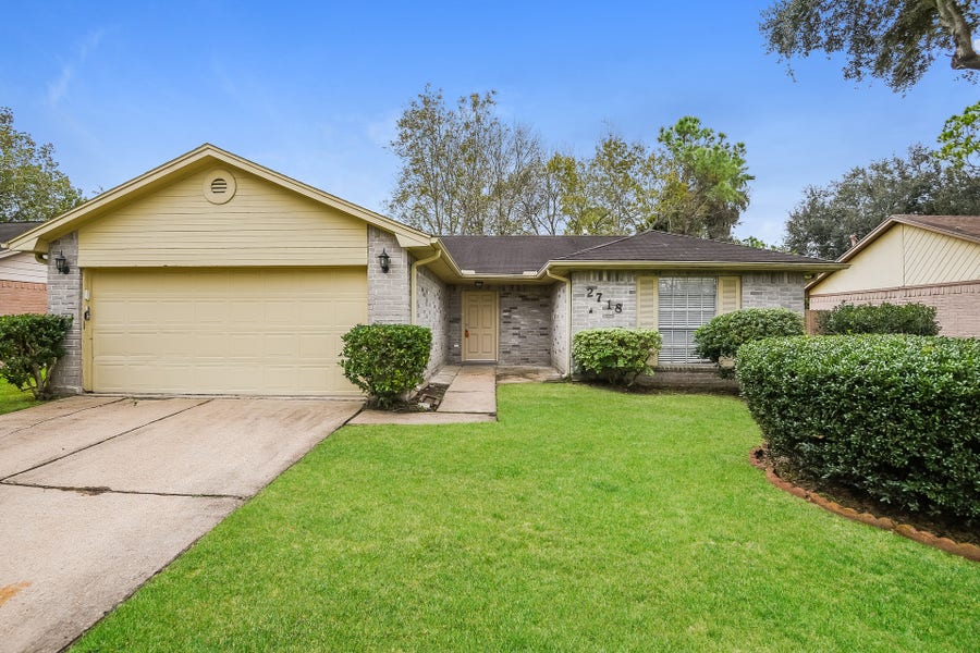 Property photo for 2718 N Brompton Drive, Pearland, TX