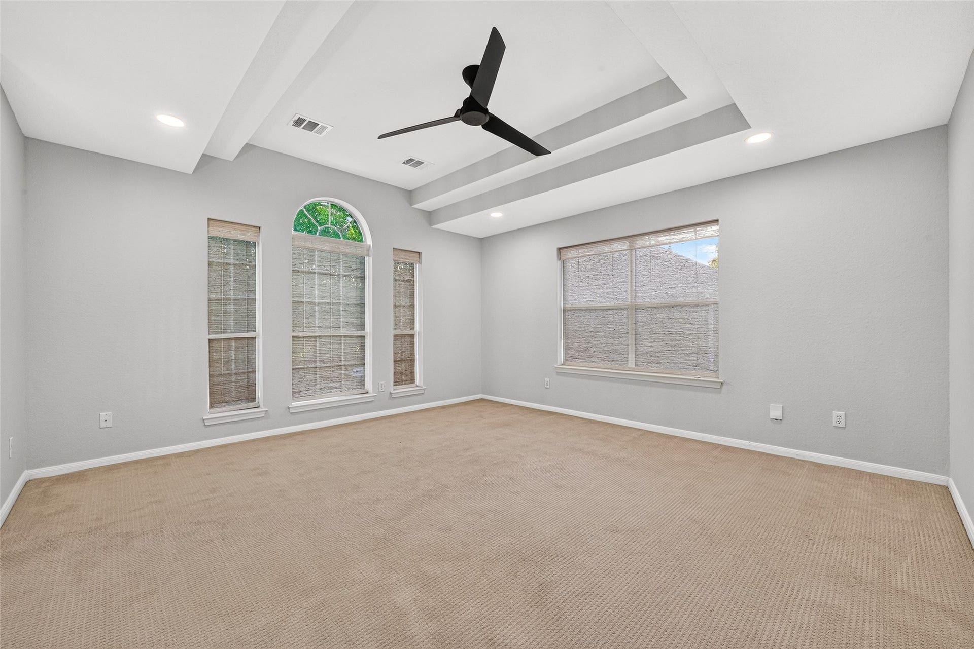 7707 Stone Arbor Drive, Sugar Land, TX 77479 ROOM TO PLAY, RELAX & UNWIND! The spacious upstairs Game Room features a distinctive tray ceiling, contemporary ceiling fan, recessed lighting & windows with attractive woven blinds. The beautiful arched window adds architectural character, while the generous floor space offers flexibility for a media room, children's playroom or comfortable second living area. Whether it's movie night, watching the big game or simply relaxing, this inviting space is ready to enjoy.