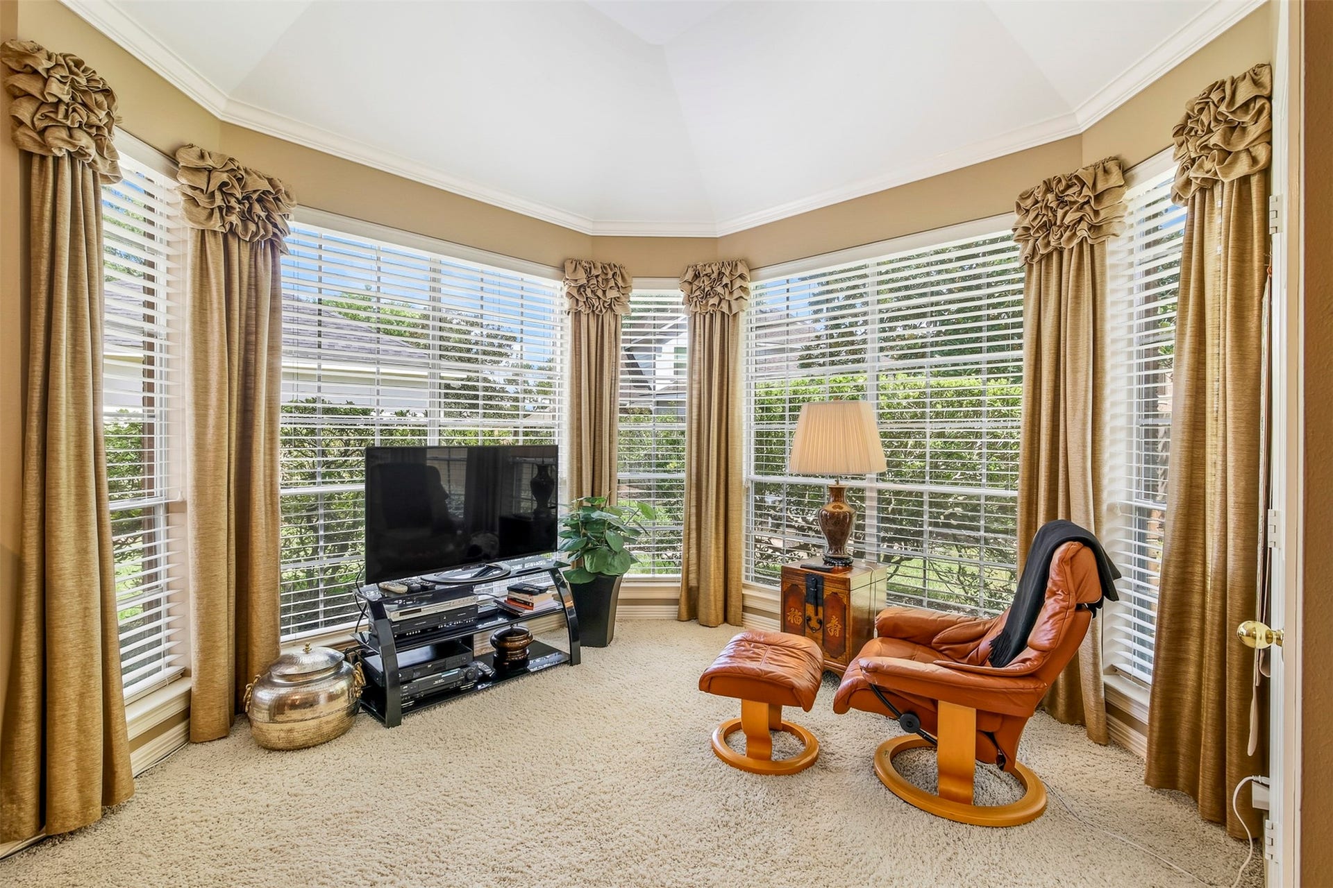 1414 Forest Bend, Sugar Land, TX 77479 View of the sitting area encompassed with floor to ceiling windows looking out into the backyard.
