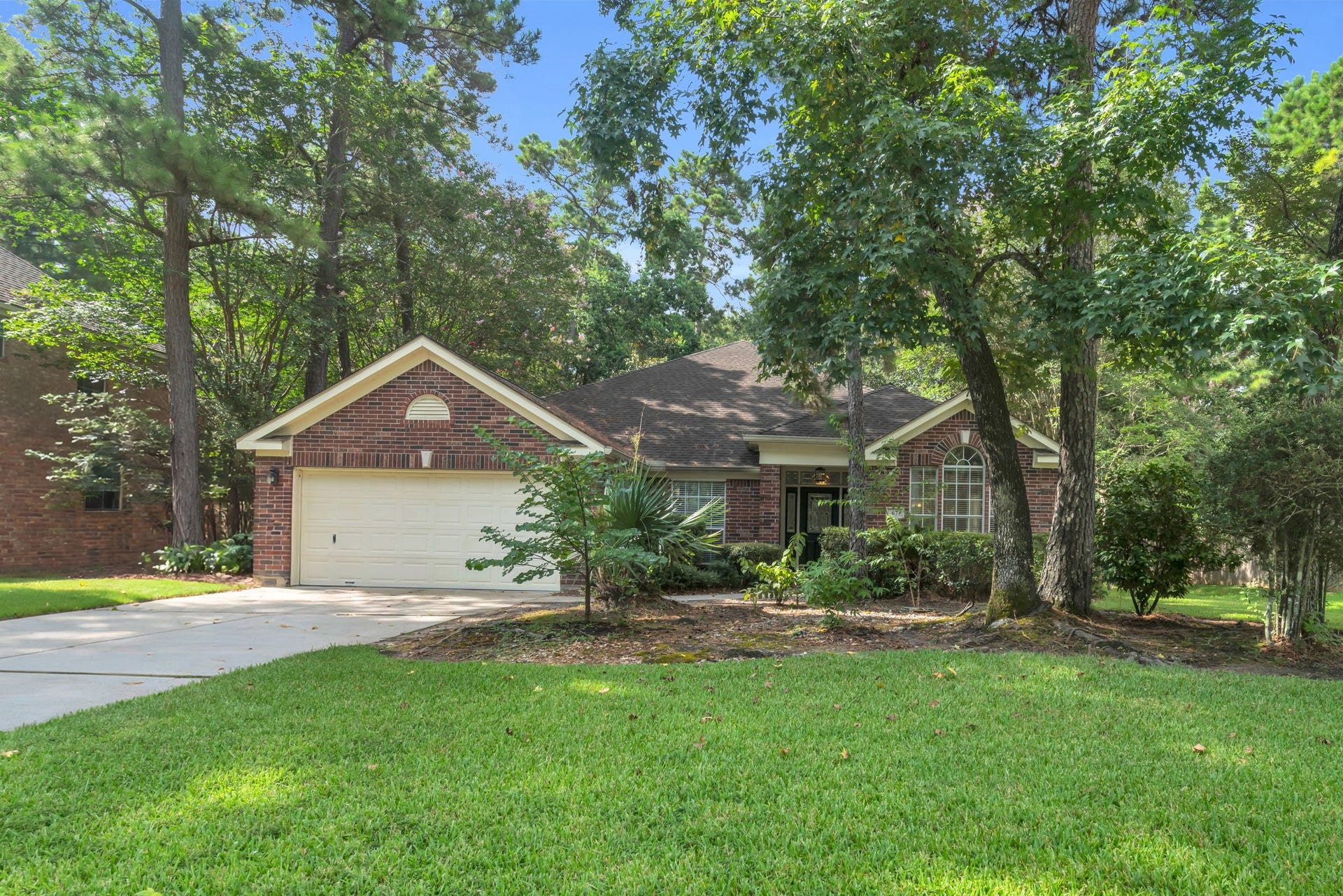 67 E Sterling Pond Circle, The Woodlands, TX 77382 Your home in the woods