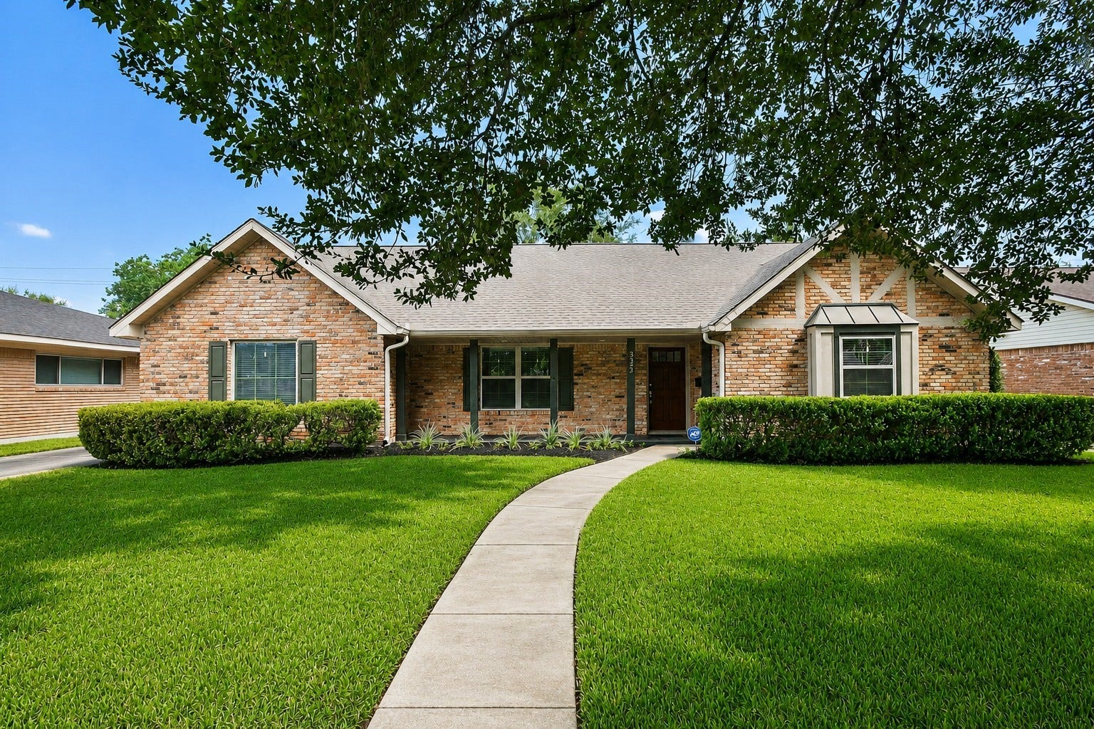 5422 Rutherglenn Drive, Houston, TX 77096 Lovely landscaped yard!